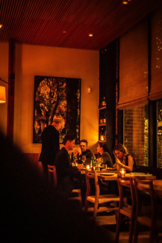La barra del restaurante ficticio de la demo, con la sala al fondo